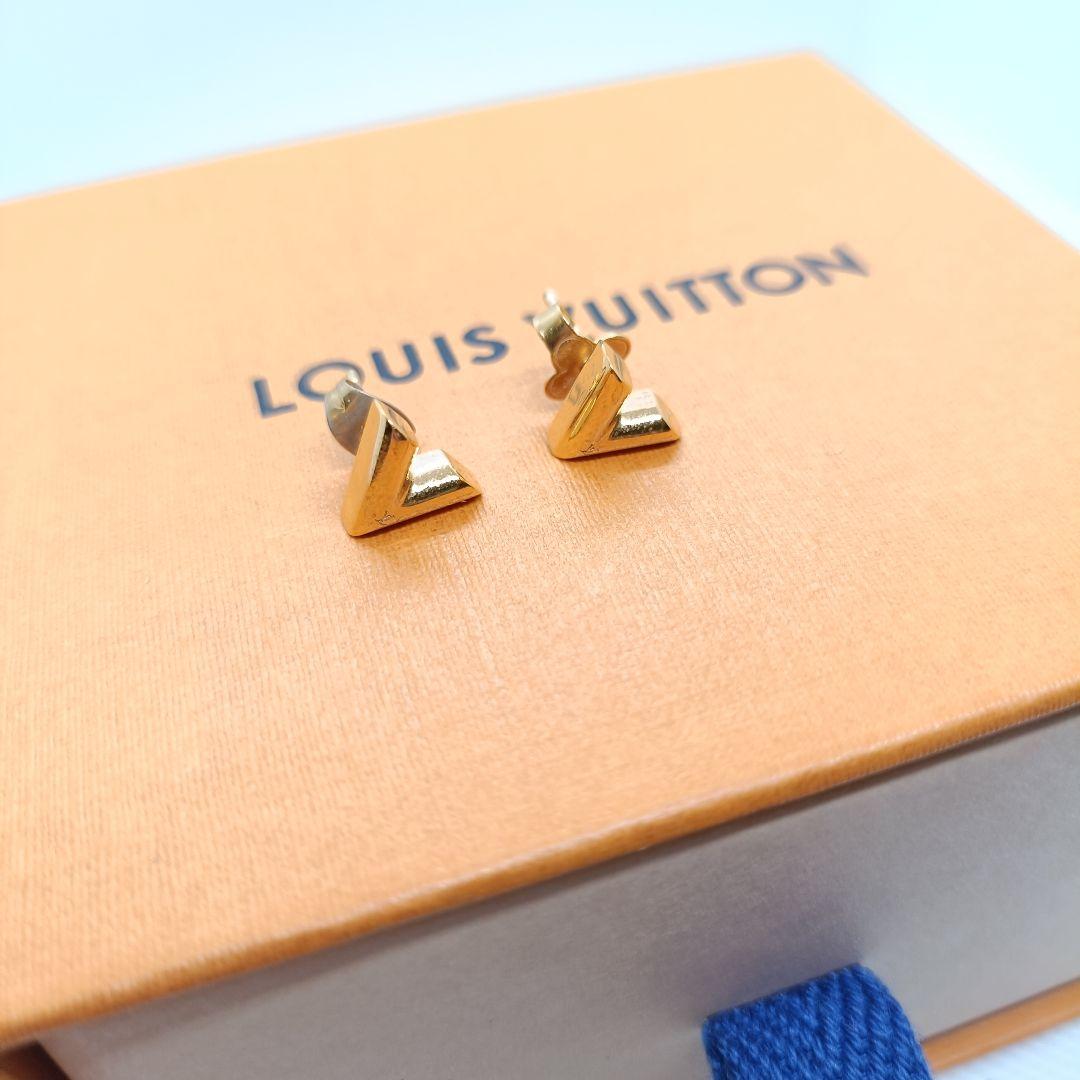 LOUIS VUITTON✨　エッセンシャル　V ピアス　M68153