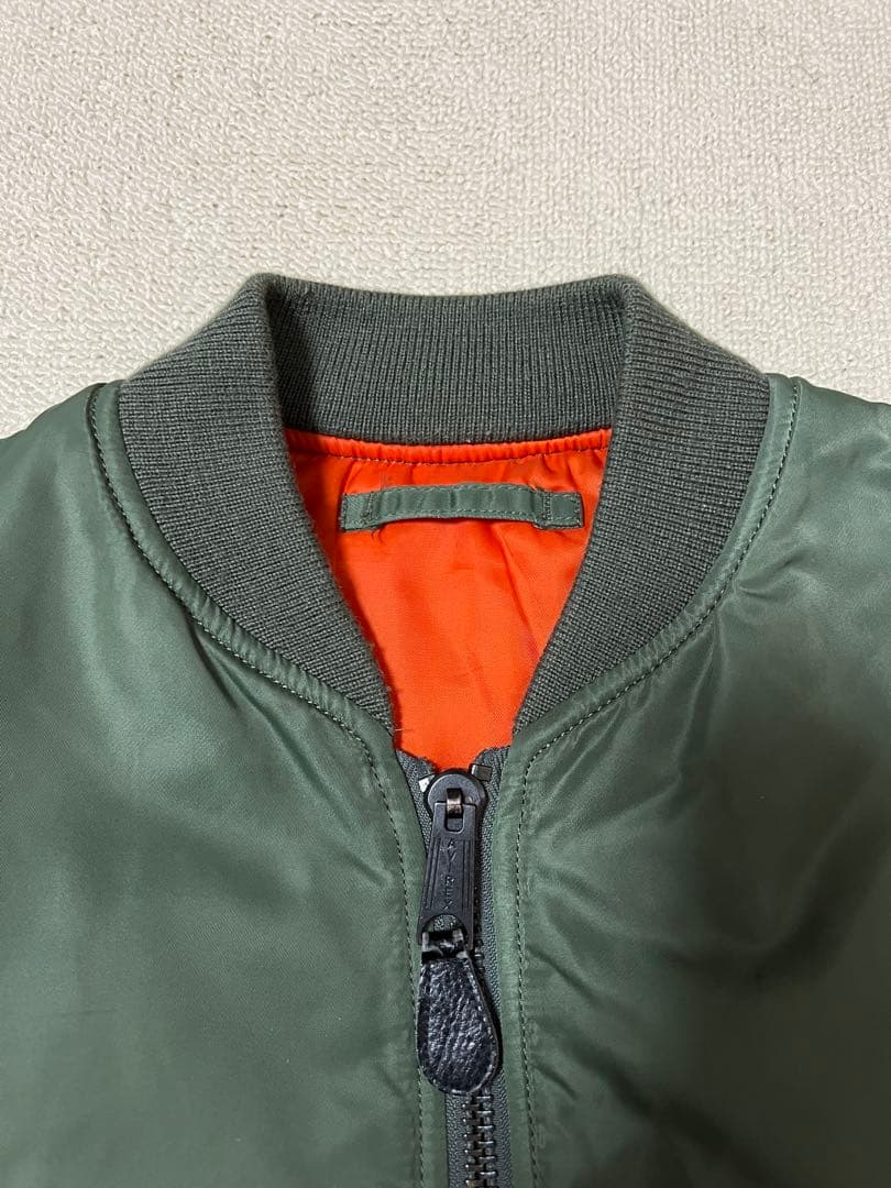 牛乳、AVIREX MA-1 フライトジャケット オリーブグリーン