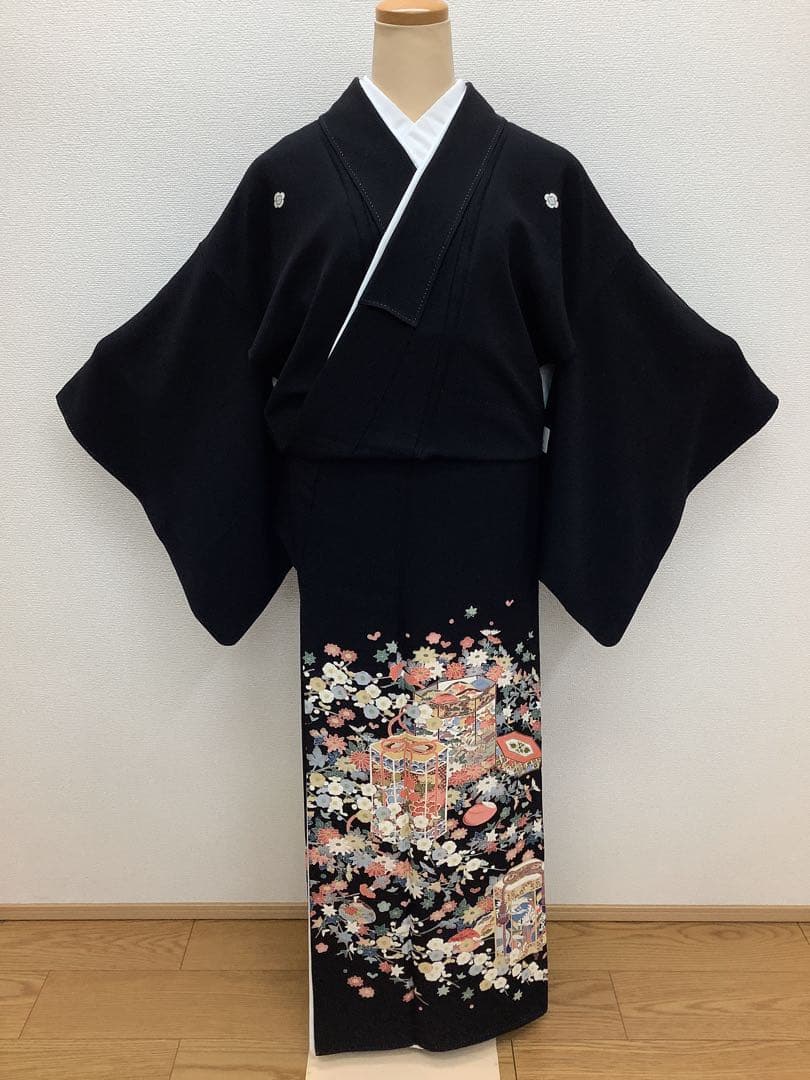 c-930　黒留袖　加賀友禅　柿本一郎　草花に香箱　落款　五ツ紋　比翼仕立て