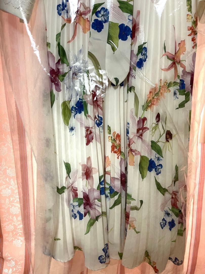 【最終価格】EmiriaWizロングワンピース 花柄 ホワイト 新品同様
