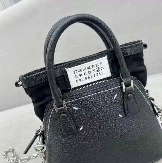 新品 未使用 ブラック ミニサイズ ハンドバッグ