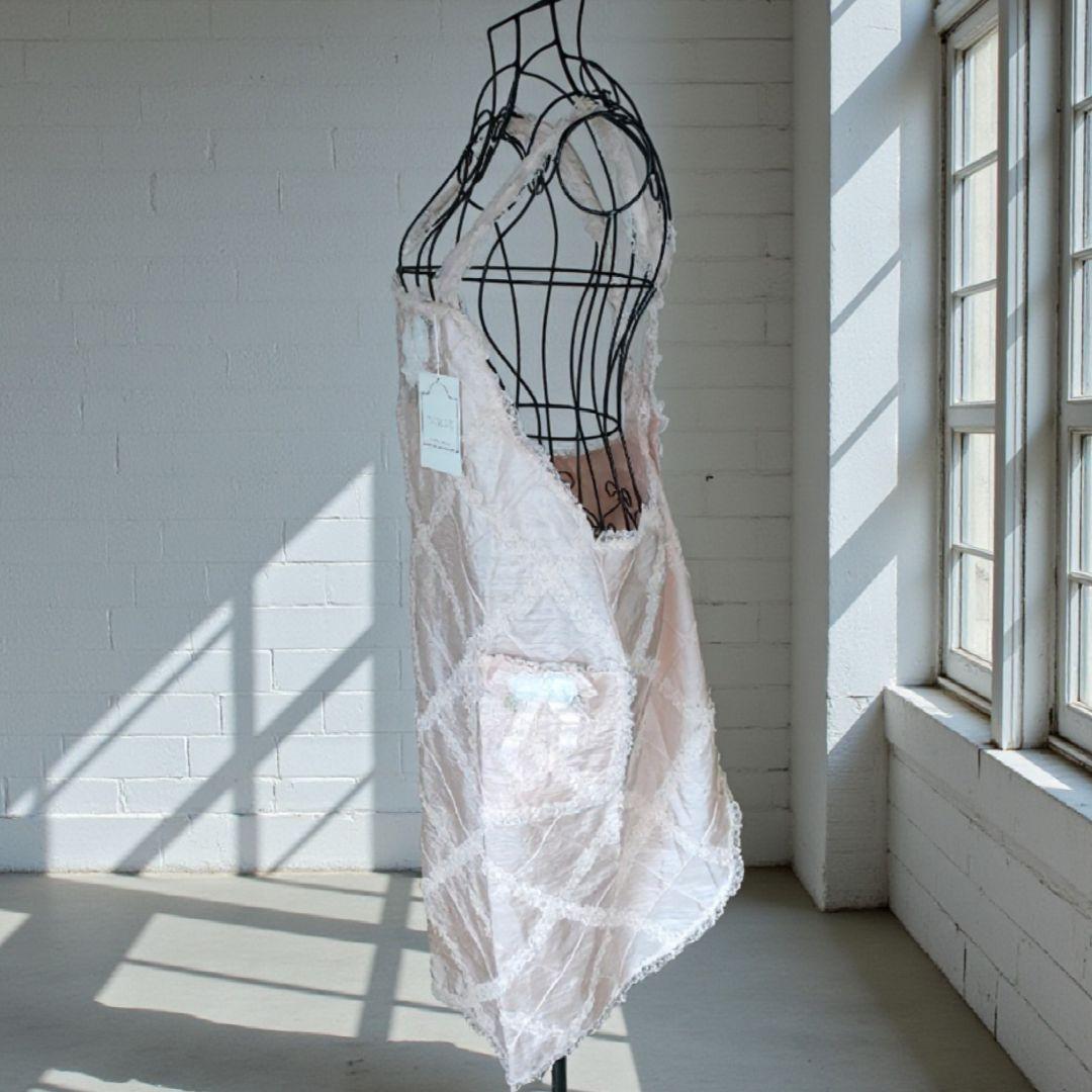 【新品未使用】HISCHRONE さえら 花の刺繍のエプロン