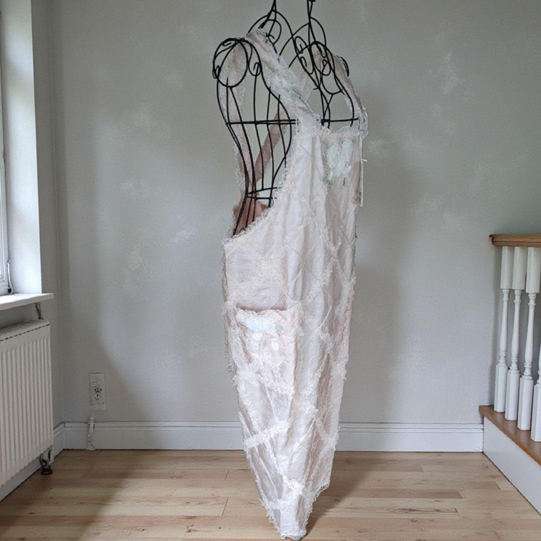 【新品未使用】HISCHRONE さえら 花の刺繍のエプロン