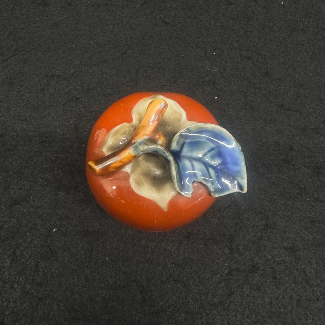 ゆきちゃんページ　年末値下げ！十二代人間国宝 酒井田柿右衛門 　柿彫香合