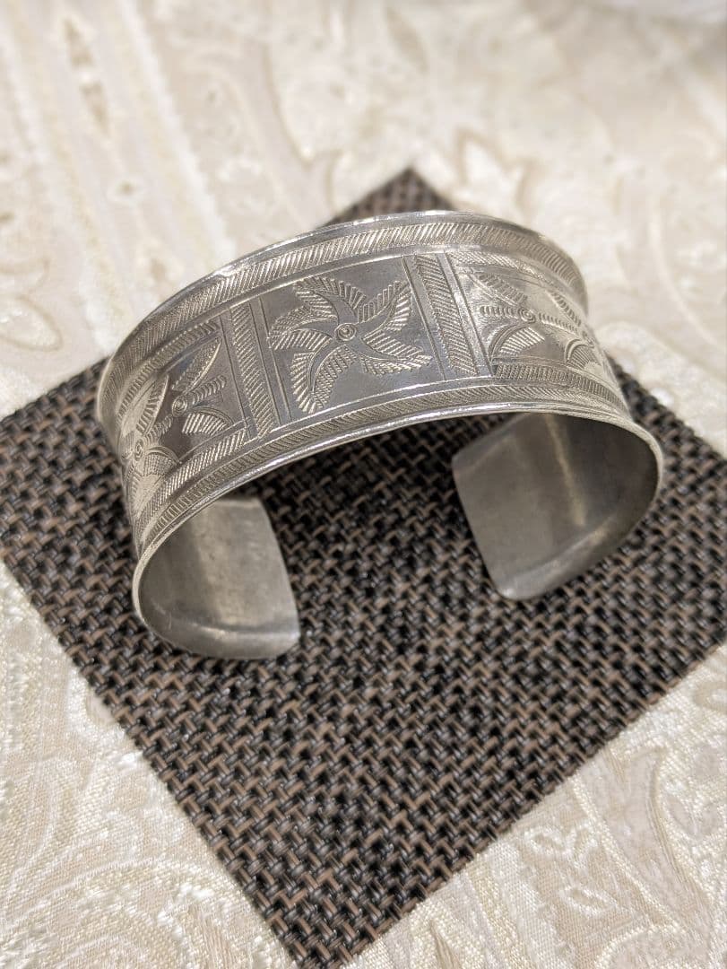 タイ　カレン族シルバー　バングル ●写真訂正　重さの写真再度ご確認、最後まで。