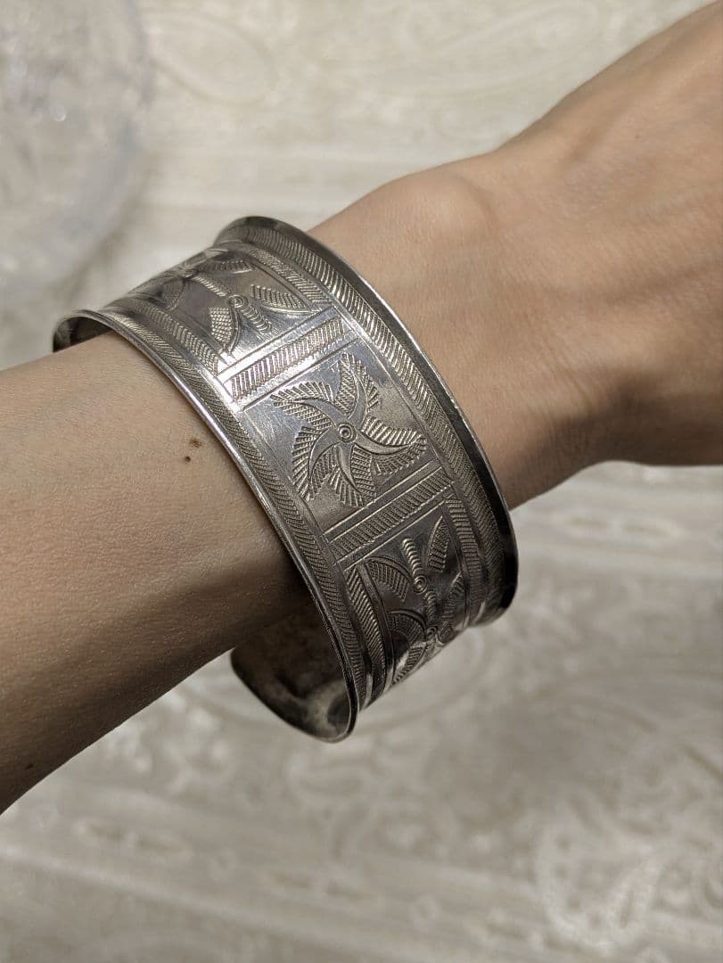 タイ　カレン族シルバー　バングル ●写真訂正　重さの写真再度ご確認、最後まで。