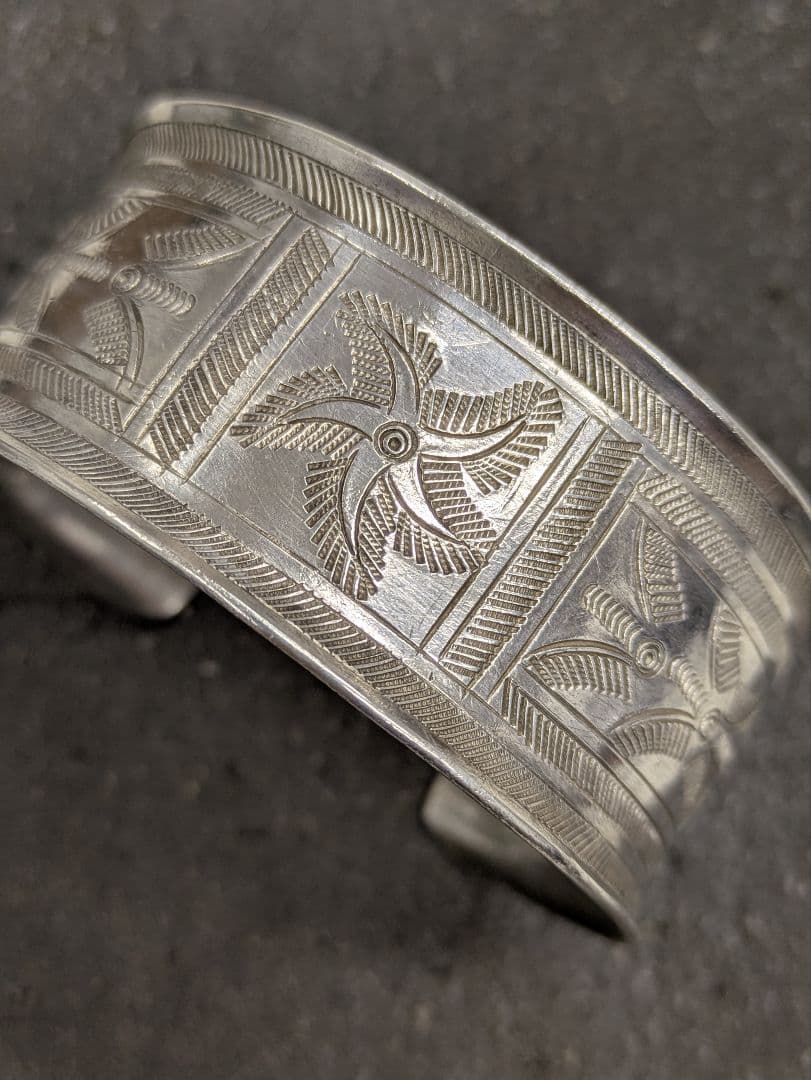 タイ　カレン族シルバー　バングル ●写真訂正　重さの写真再度ご確認、最後まで。
