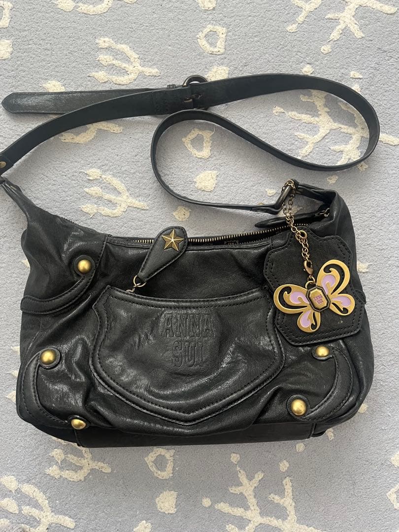 【即発送】ANNA SUI レザーブラックショルダーバッグ チャーム付き