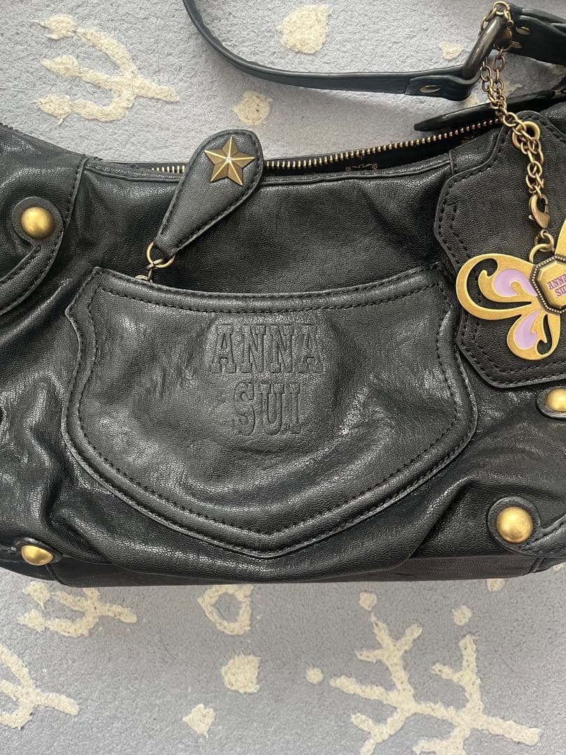 【即発送】ANNA SUI レザーブラックショルダーバッグ チャーム付き