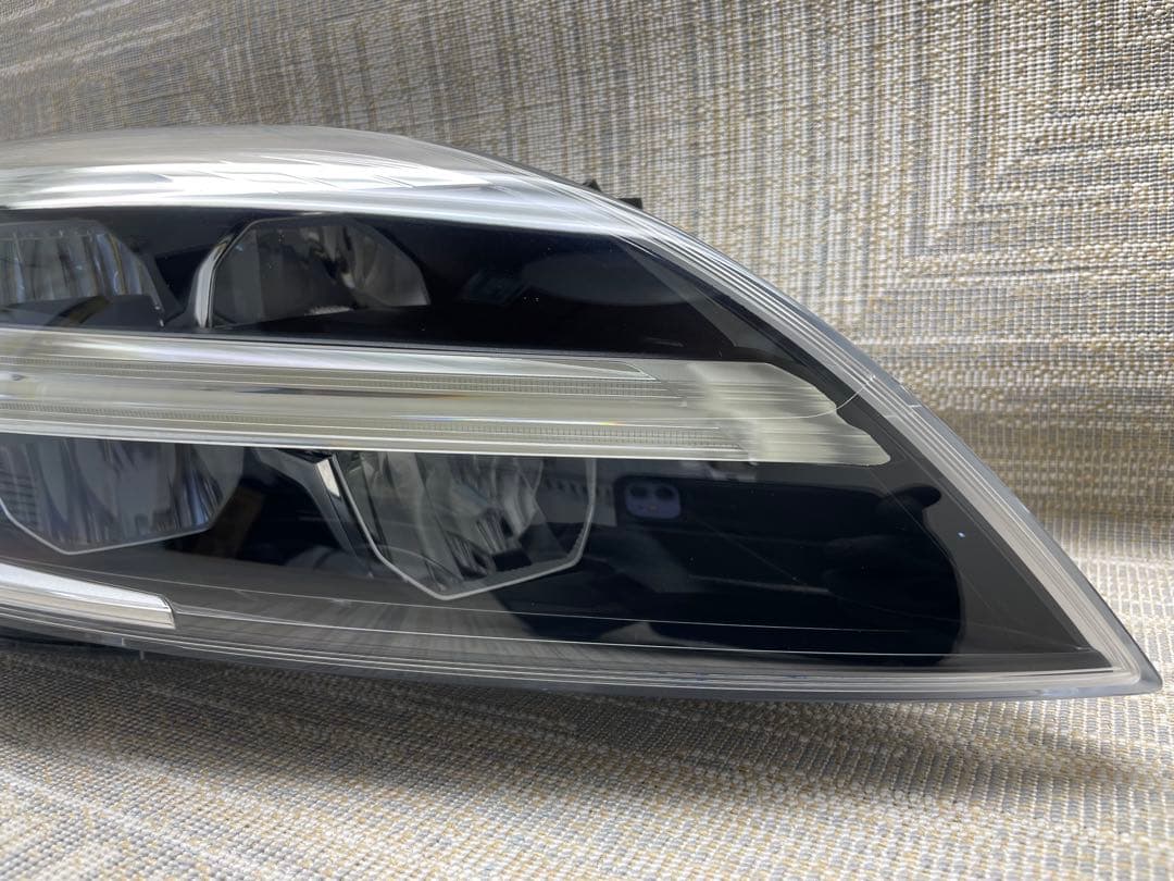 VOLVO ボルボ V40 MB系後期 右側ライト LED 31420446