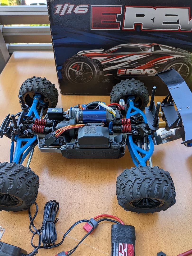 トラクサスEレボ1/１６ 更に変更しました。ボデーは、1台を、選択して下さい。