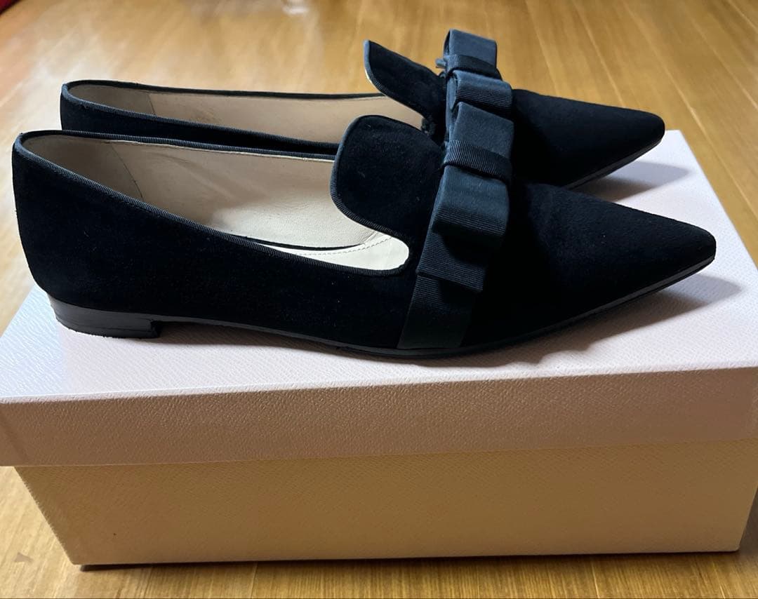 PRADA プラダ　フラットシューズ　ブラックスエードポインテッドトゥ　リボン