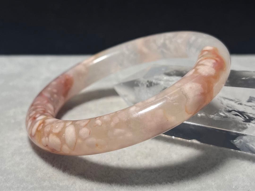大変キレイな　桜メノウバングル　56mm