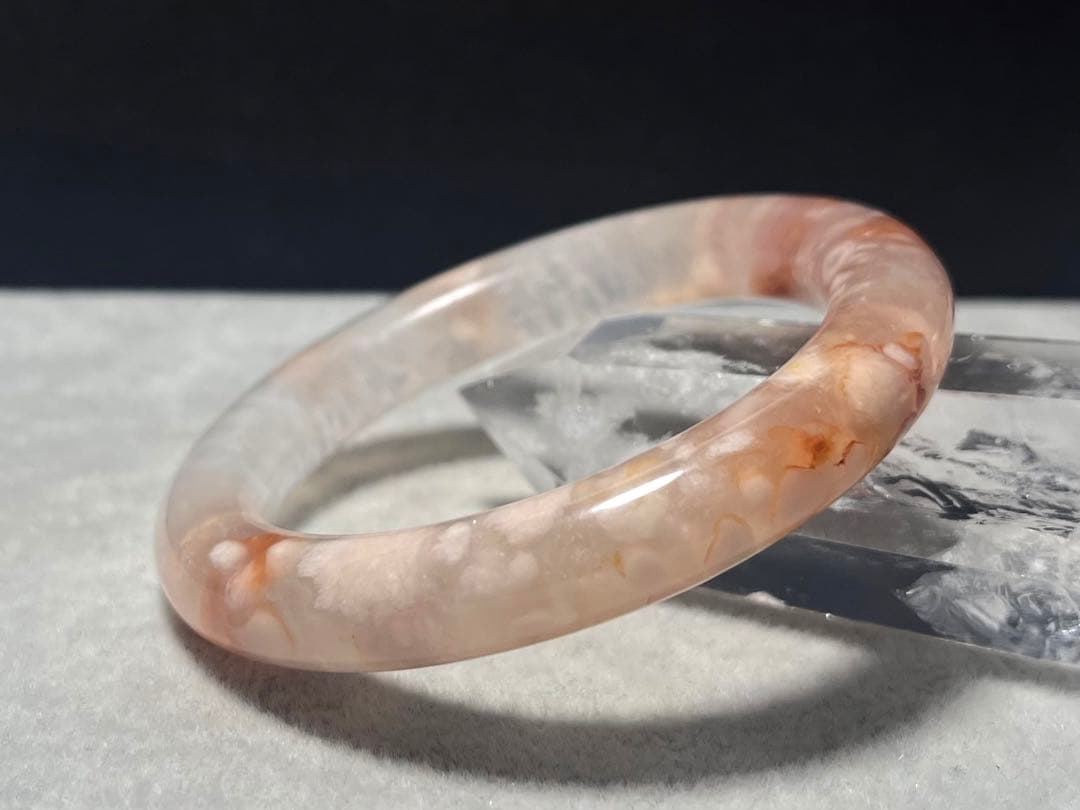 大変キレイな　桜メノウバングル　56mm