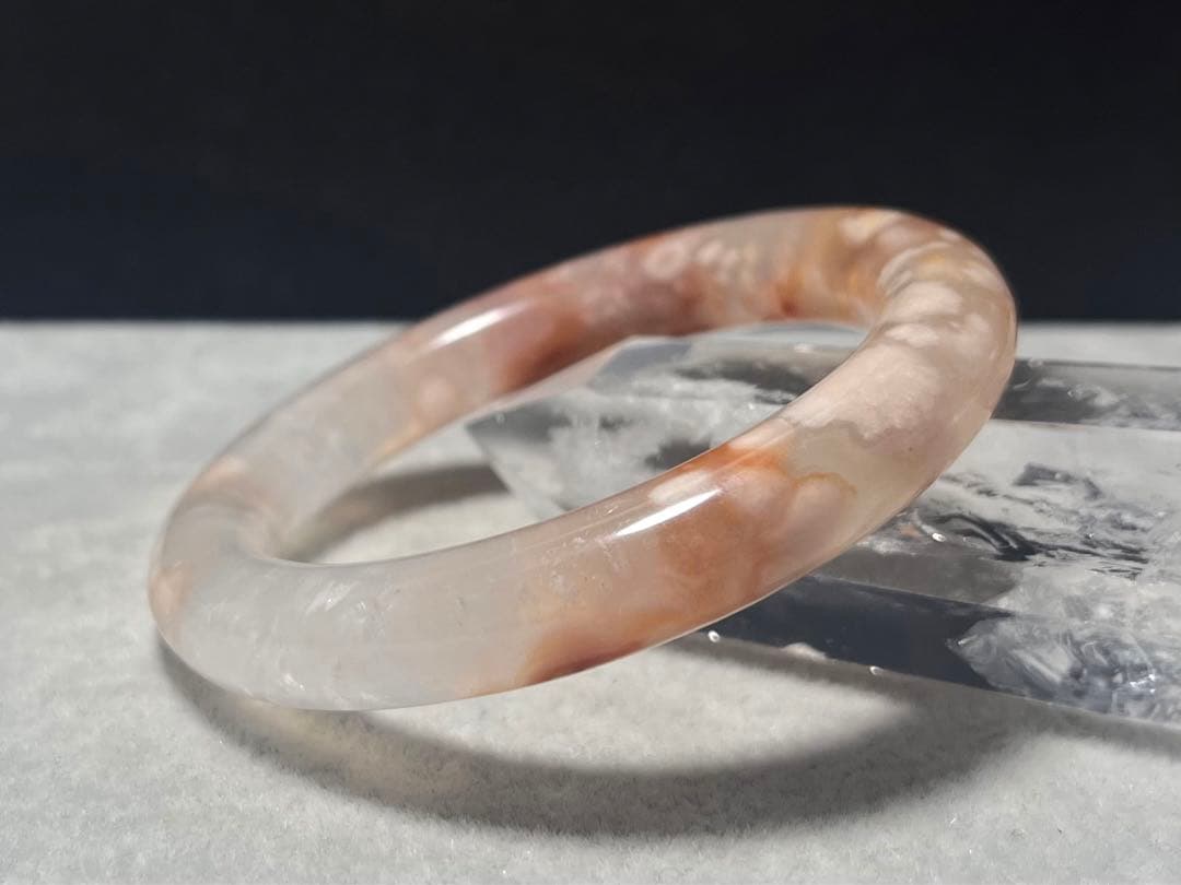 大変キレイな　桜メノウバングル　56mm