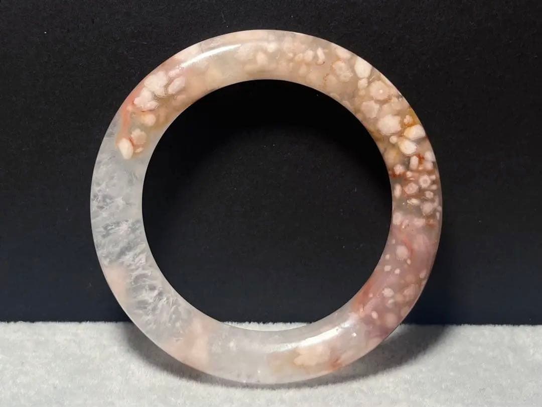 大変キレイな　桜メノウバングル　56mm