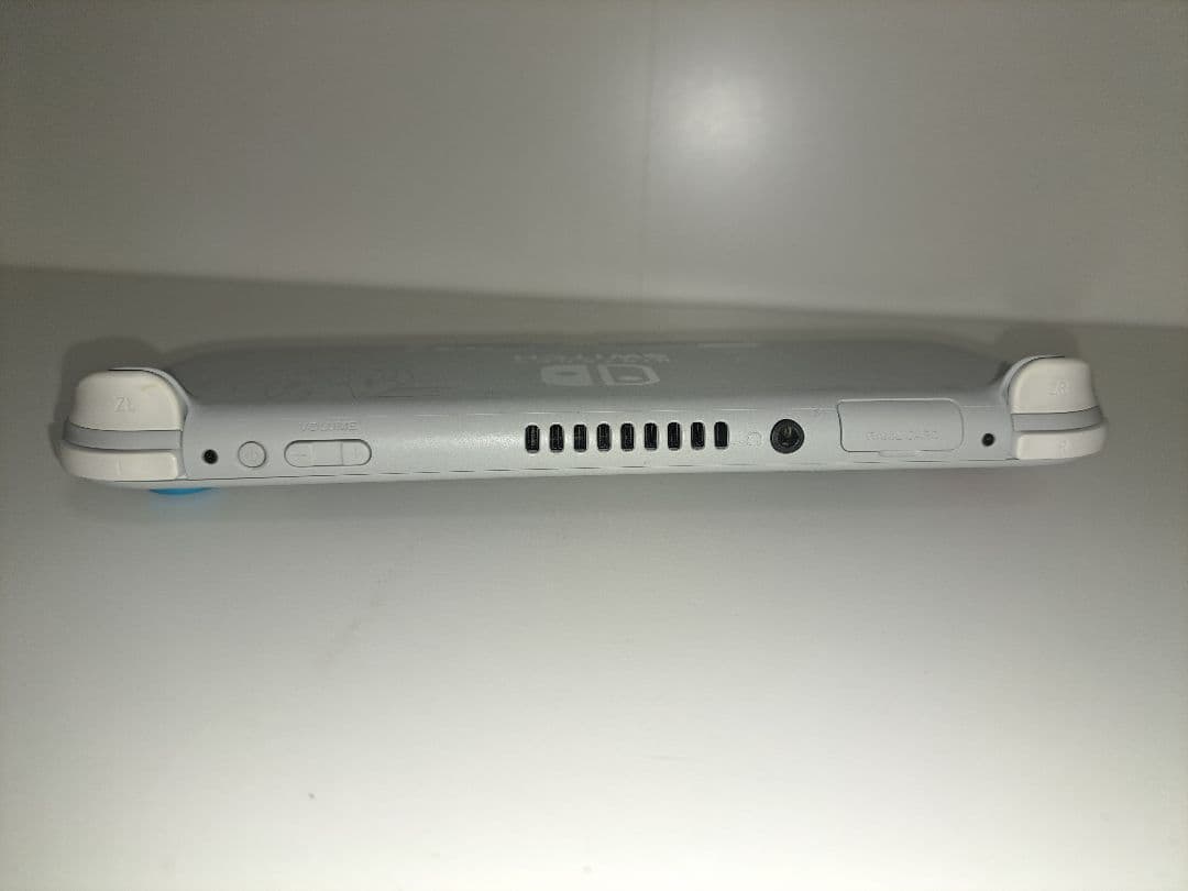 美品 Nintendo Switchライト本体 ポケモン ザシアン・ザマゼンタ