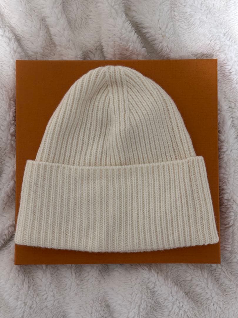 ルイヴィトン　ビーニー　ニット帽　ロゴ刺繍　アイボリー