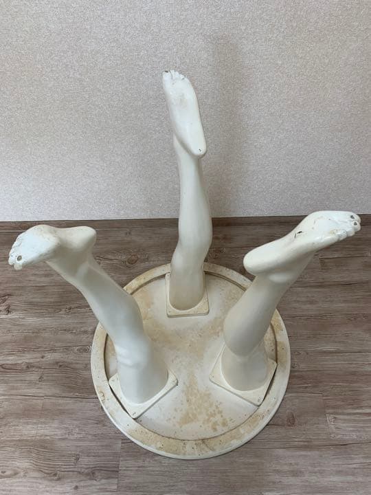 足のテーブル