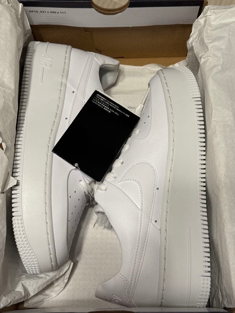 【新品タグ付き】NIKE ウィメンズ エアフォース 1 ホワイト　24.5cm