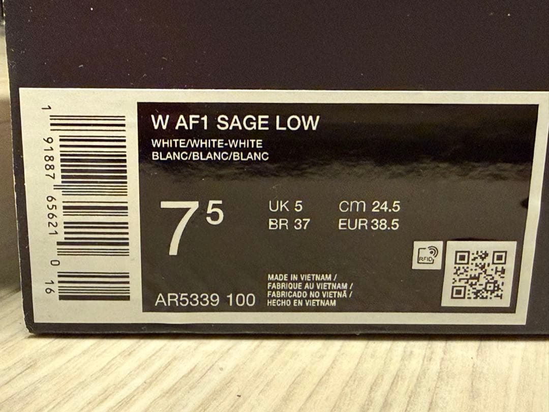 【新品タグ付き】NIKE ウィメンズ エアフォース 1 ホワイト　24.5cm