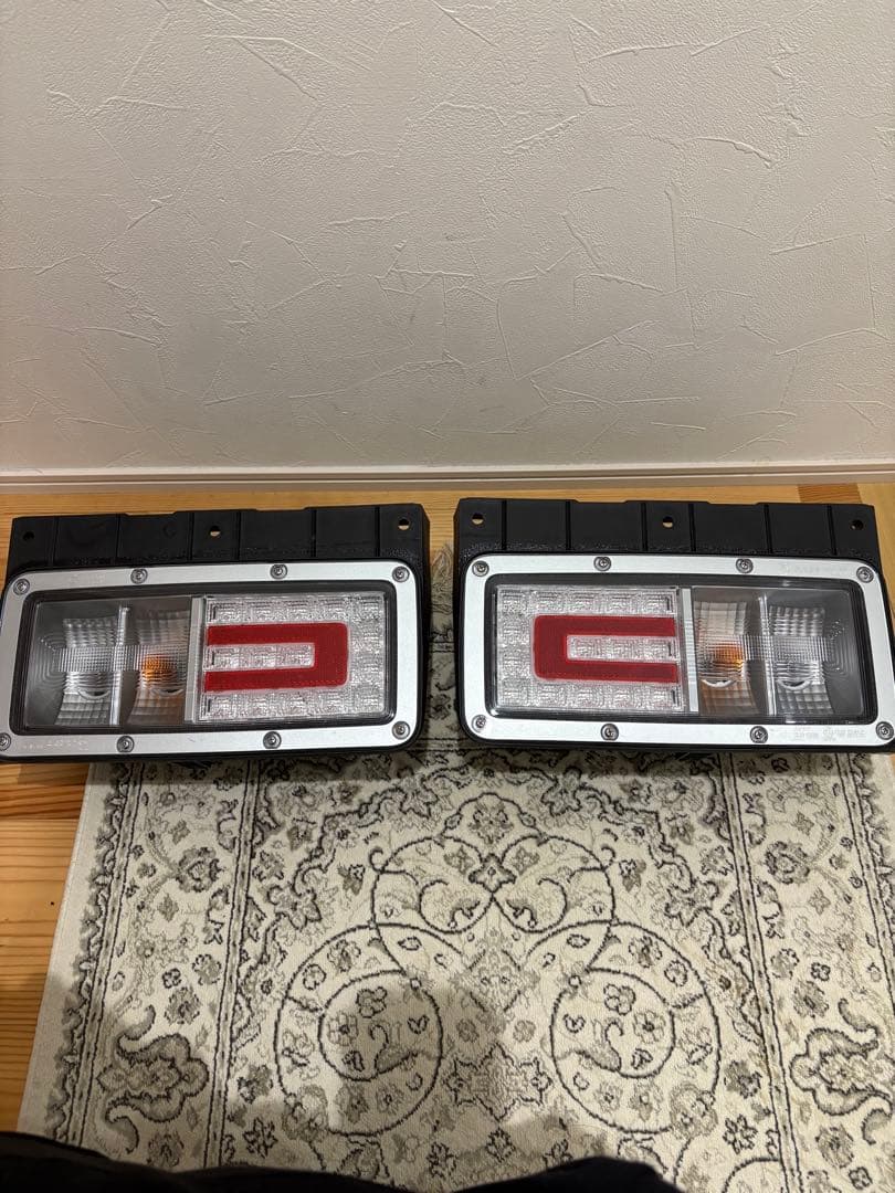 KOITO製LEDテールランプ　左右セット