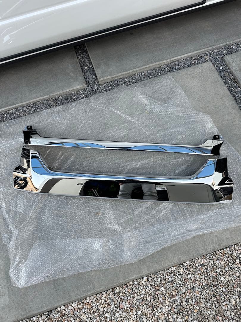 8型　ハイエース 200系　新車外し ワイド用　グリルガーニッシュ 上下