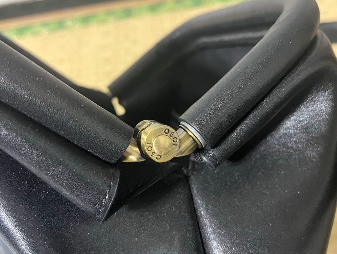 OSOI オソイ　ショルダーバッグ　ボディーバッグ　ブラック　レザー