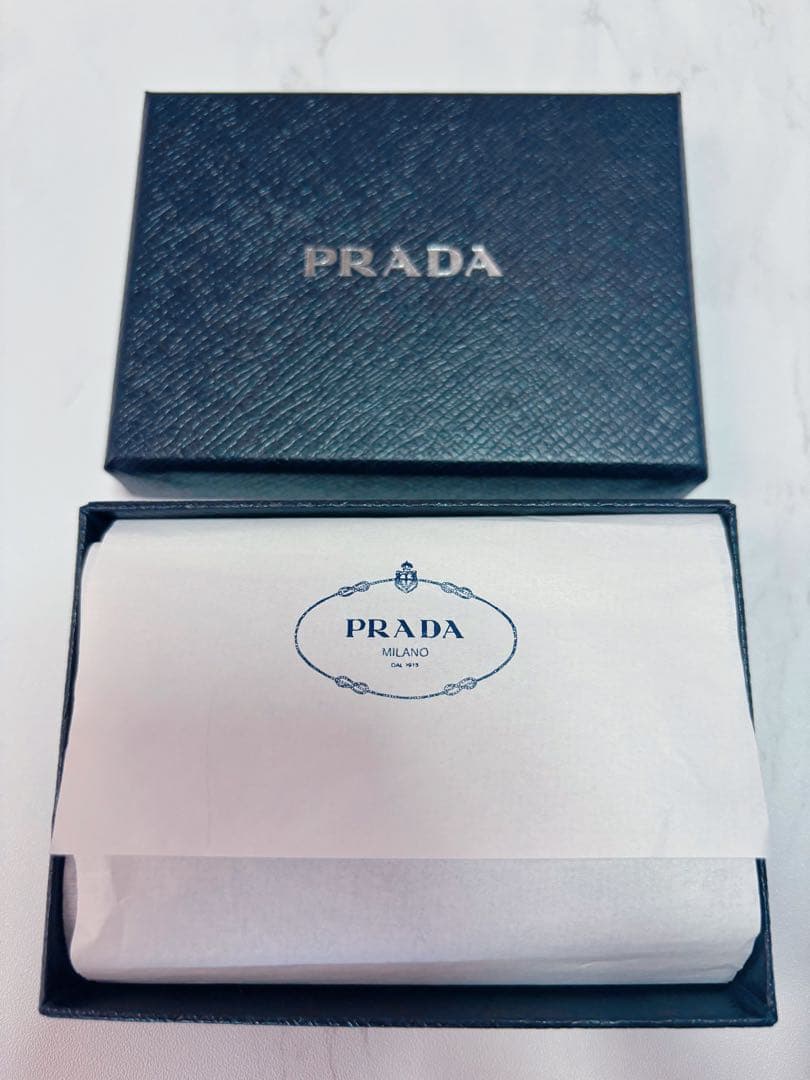 《新品未使用》PRADA サフィアーノレザー キーケース6連