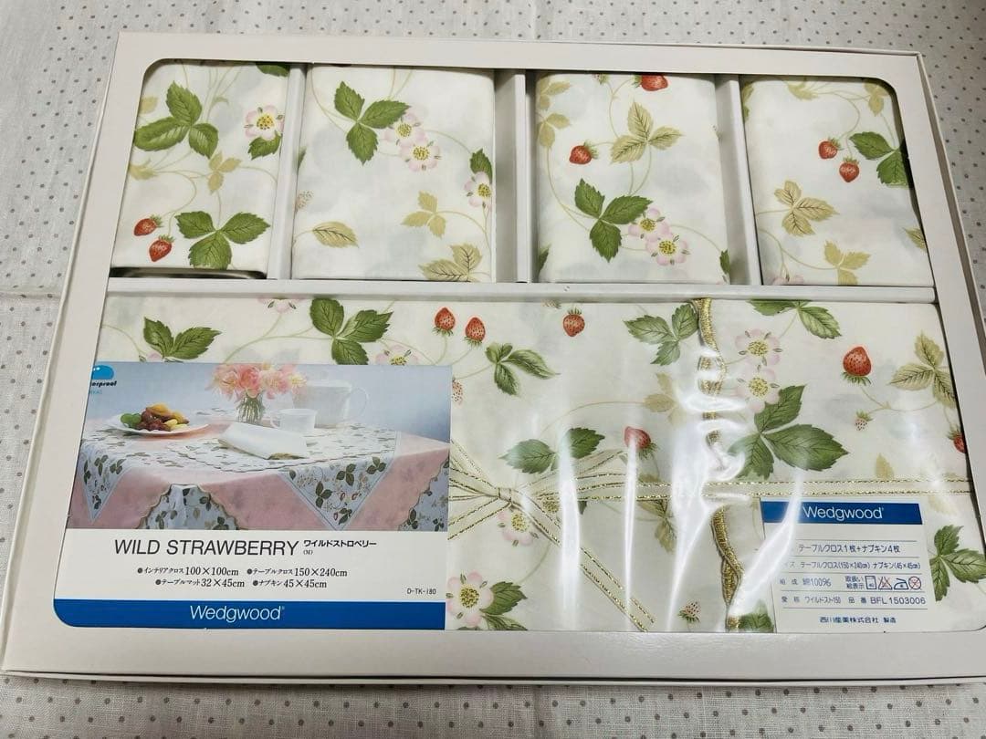 ウェッジウッド ワイルドストロベリー　テーブルクロス・ナプキンセット