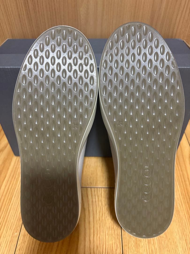 美品ECCO ライトグレー レザー スニーカー　24㎝