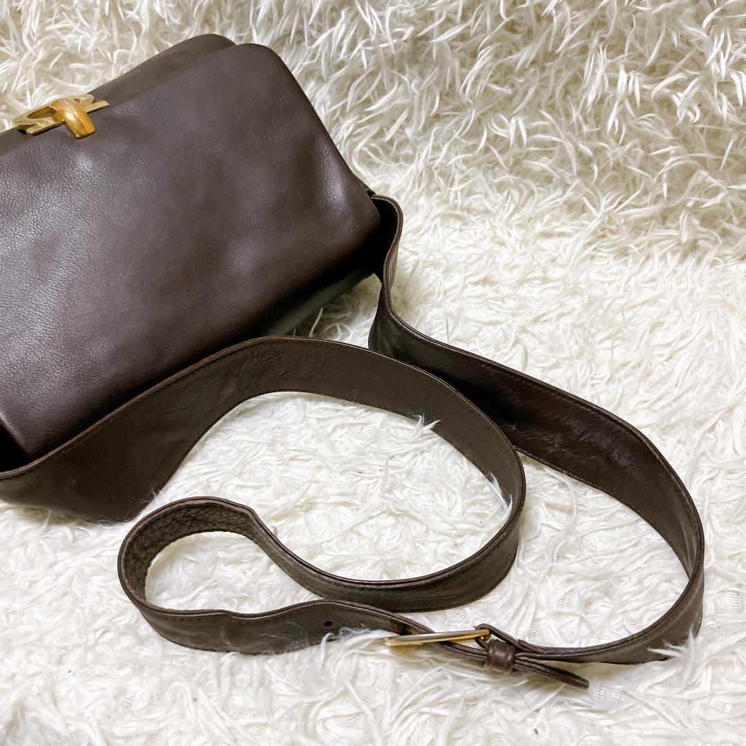 サルヴァトーレフェラガモ ガンチーニ レザーショルダーバッグ ゴールド金具