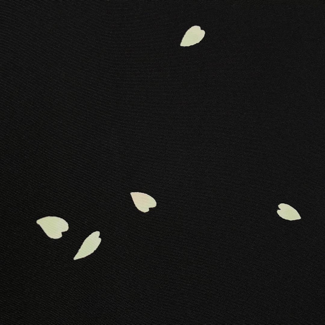 D218 桜　花弁　黒地　正絹　着物　袷　極美品