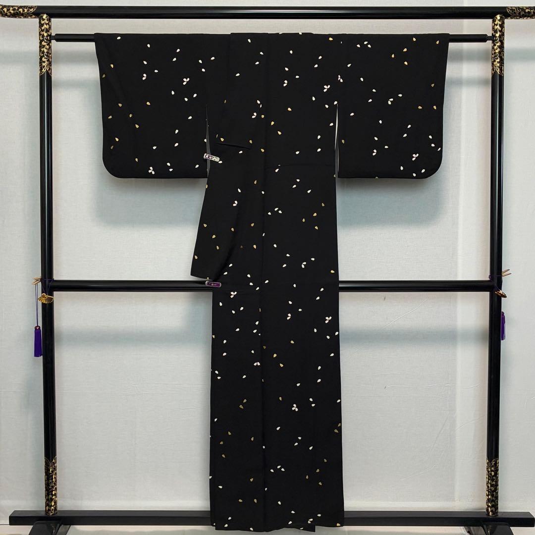 D218 桜　花弁　黒地　正絹　着物　袷　極美品