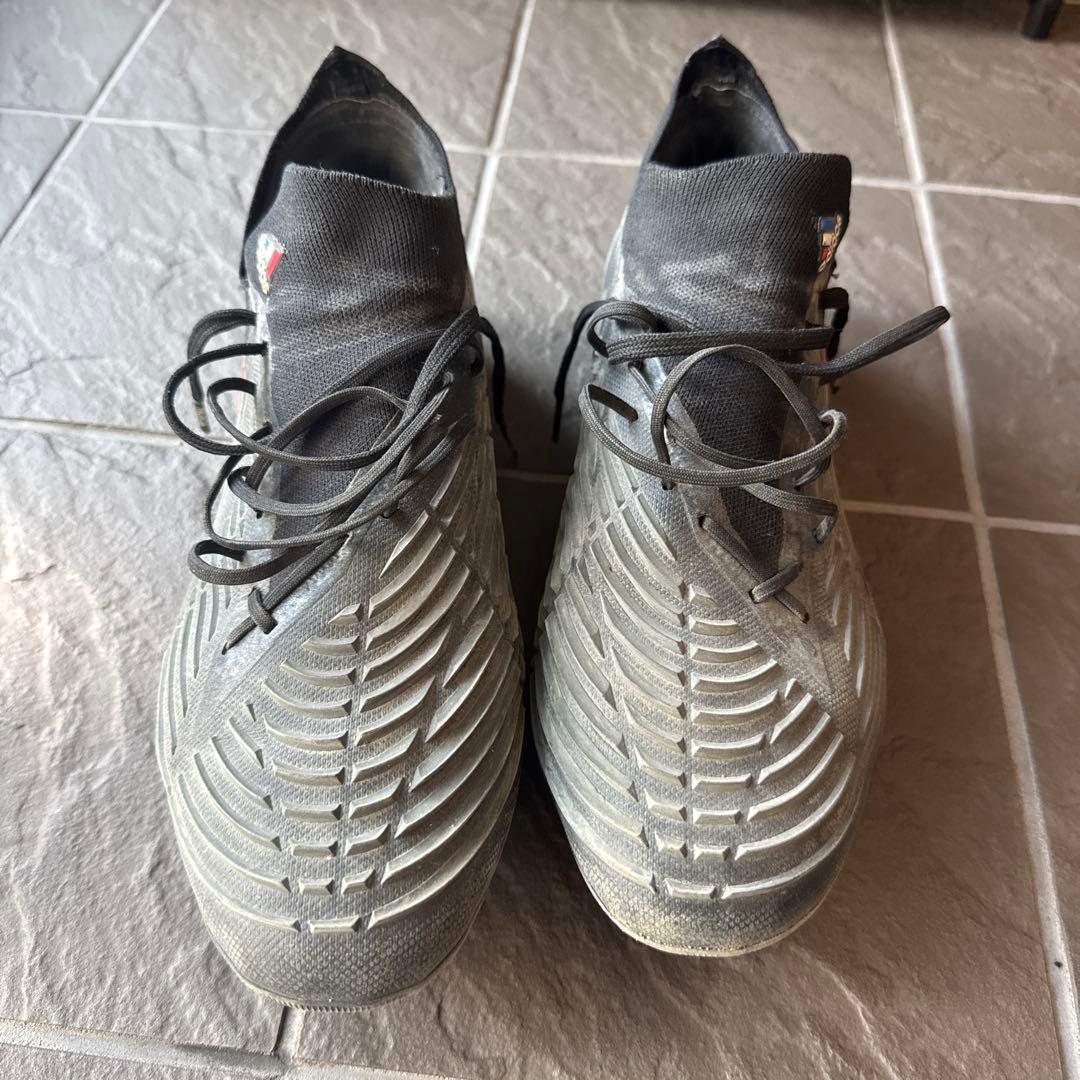 adidas グレー スパイクシューズ