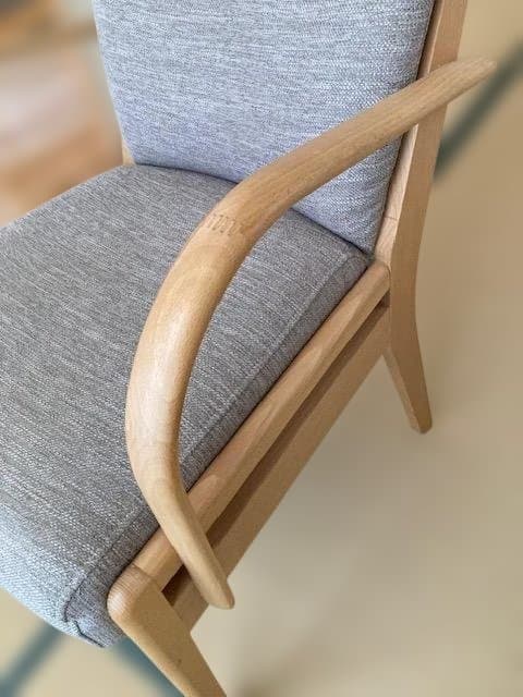 1.ソファのような座り心地(ニトリ C-27肘付き2脚+肘なし２脚）4脚セット