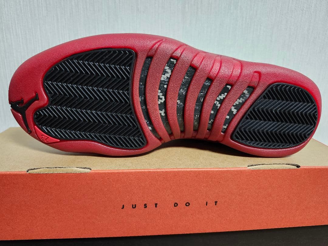 NIKE AIR JORDAN 12 RETRO ブラック/バーシティレッド新品