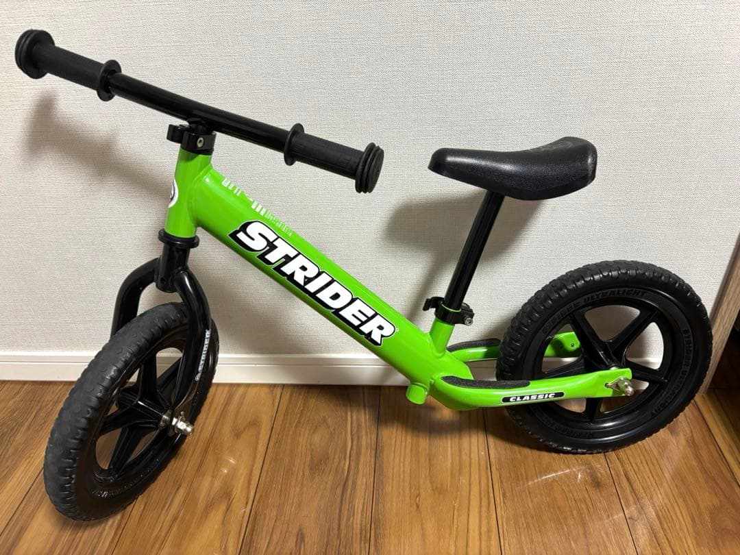 ストライダー　クラシックモデル12インチ　ヘルメット&膝肘プロテクター付き