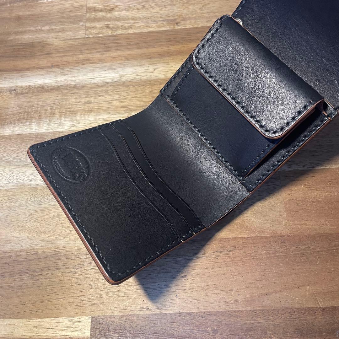 ショートトラッカーウォレット　栃木レザー　丘染めブラック　三つ折り　Nシルバー