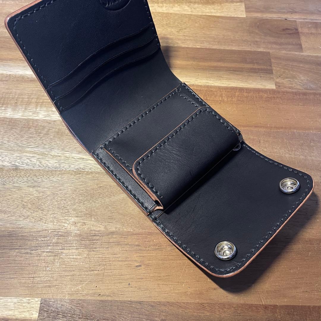 ショートトラッカーウォレット　栃木レザー　丘染めブラック　三つ折り　Nシルバー