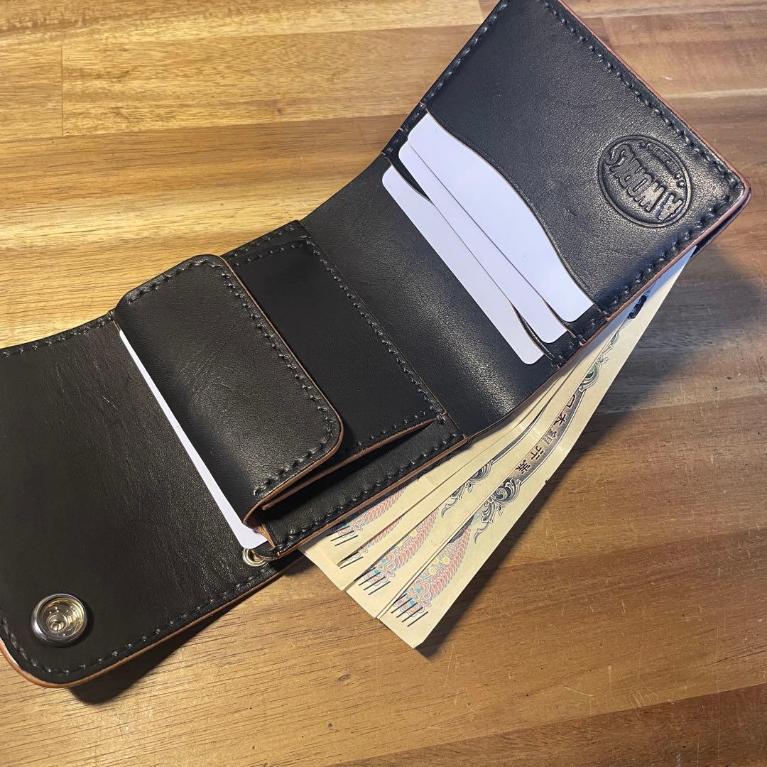 ショートトラッカーウォレット　栃木レザー　丘染めブラック　三つ折り　Nシルバー
