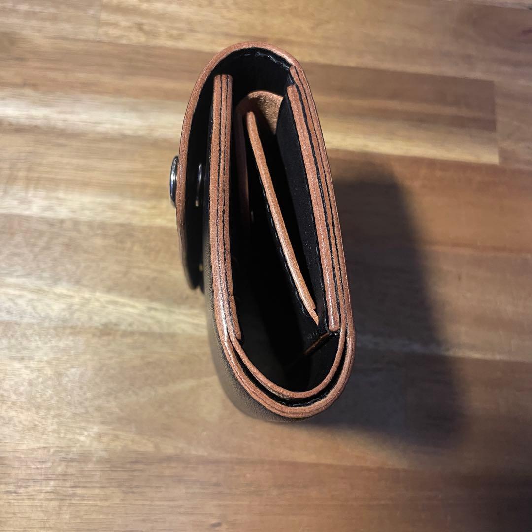 ショートトラッカーウォレット　栃木レザー　丘染めブラック　三つ折り　Nシルバー