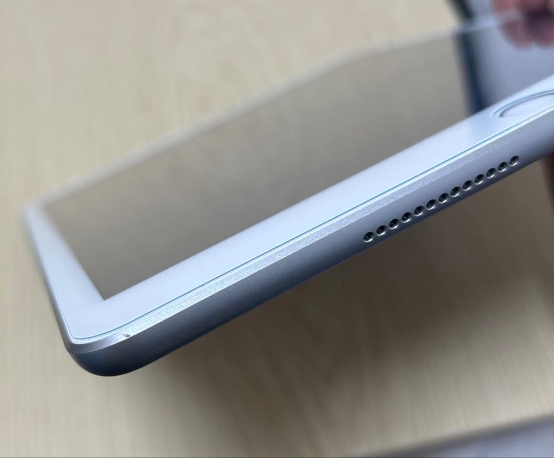 iPad 第７世代 シルバー 128GB wifi・cellularモデル