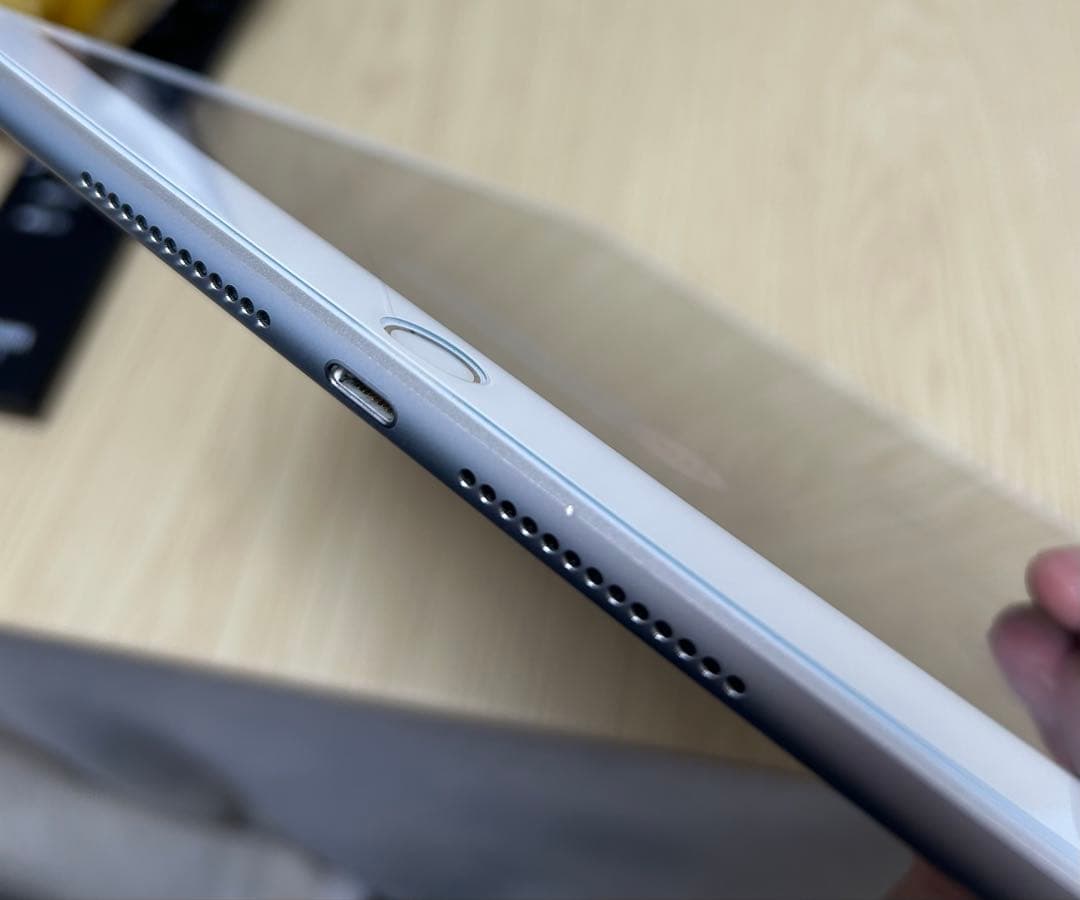 iPad 第７世代 シルバー 128GB wifi・cellularモデル