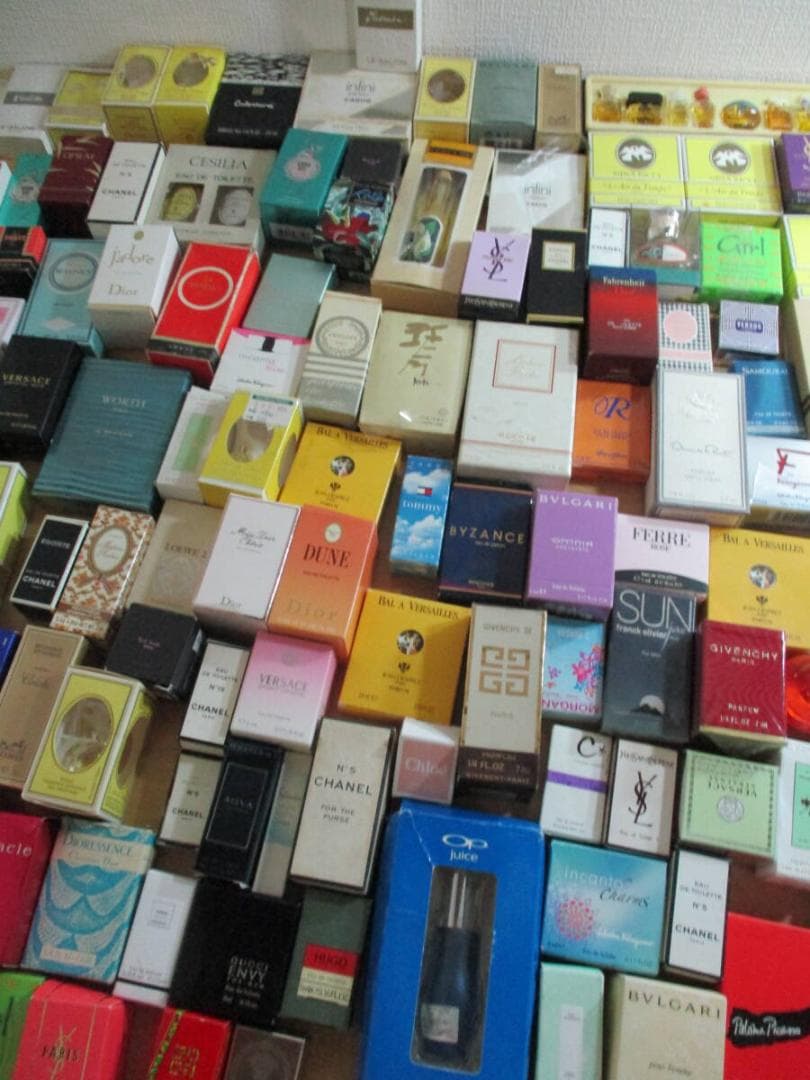 香水　ミニボトル　メルカリ史上最高個数ミニボトルセット　１１００個以上 ラスト