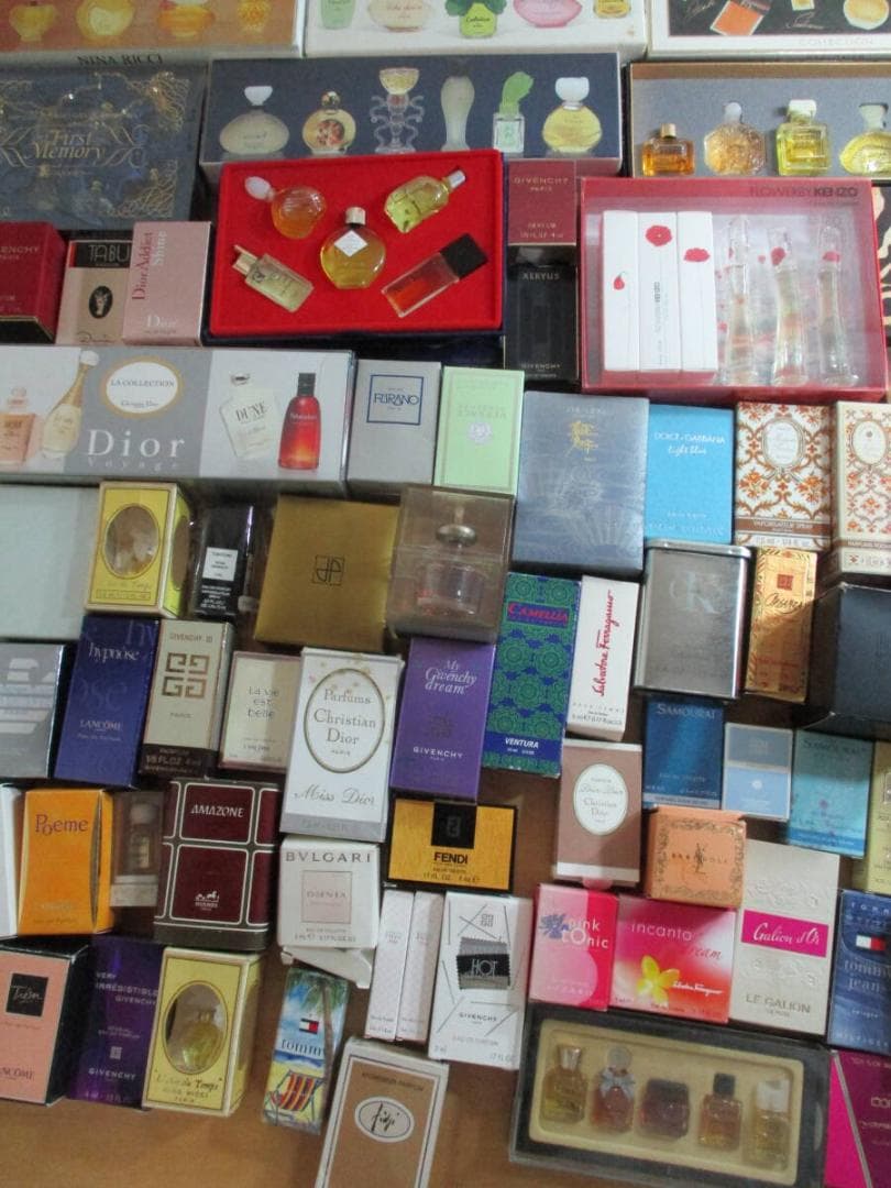 香水　ミニボトル　メルカリ史上最高個数ミニボトルセット　１１００個以上 ラスト