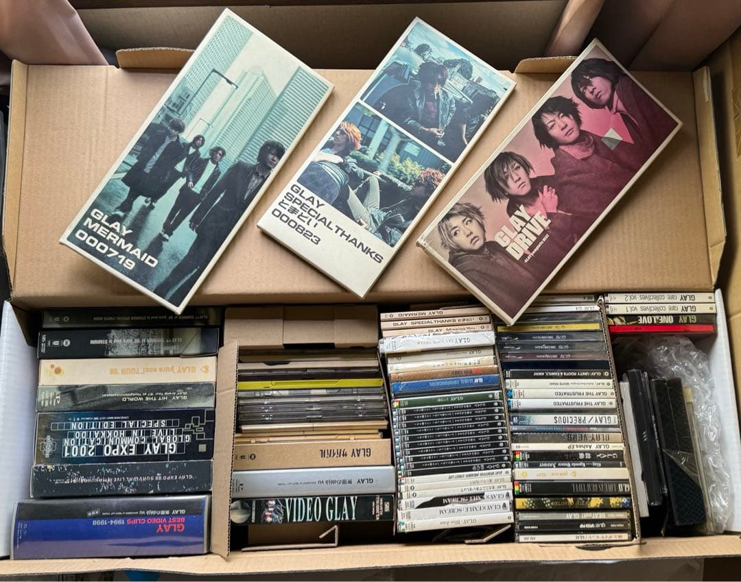 貴重品 GLAY CD VHS 初回特典 缶バッジ 下敷き ポストカード