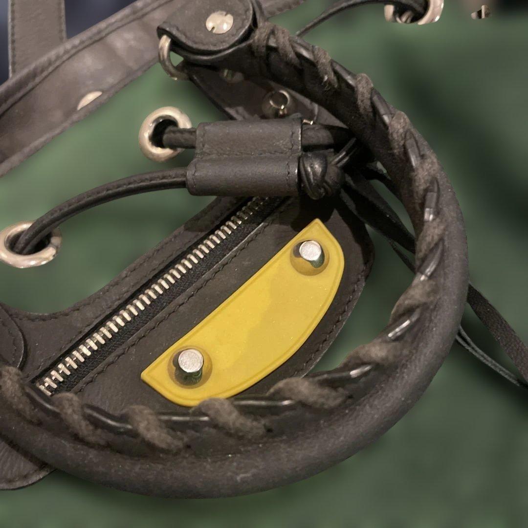 バレンシアガ ミニポンポン