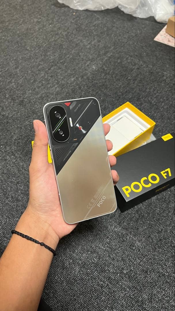 POCO F7 シルバー 本体と付属品1ヶ月だけ使用しました