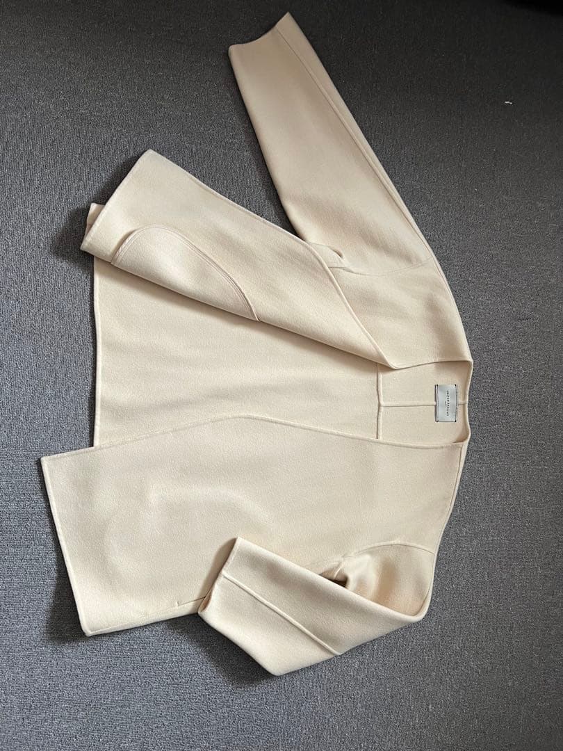 クリーム色 ノーカラージャケット